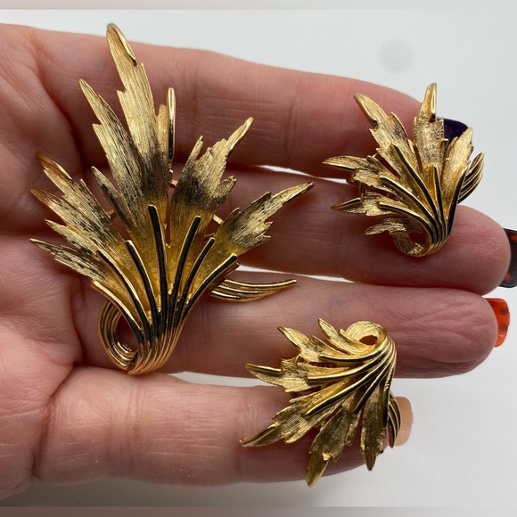 Crown Trifari Signed Leaf Pendant/Brooch & Clip On Earrings SET 50’s Vintage - Picture 10 of 12